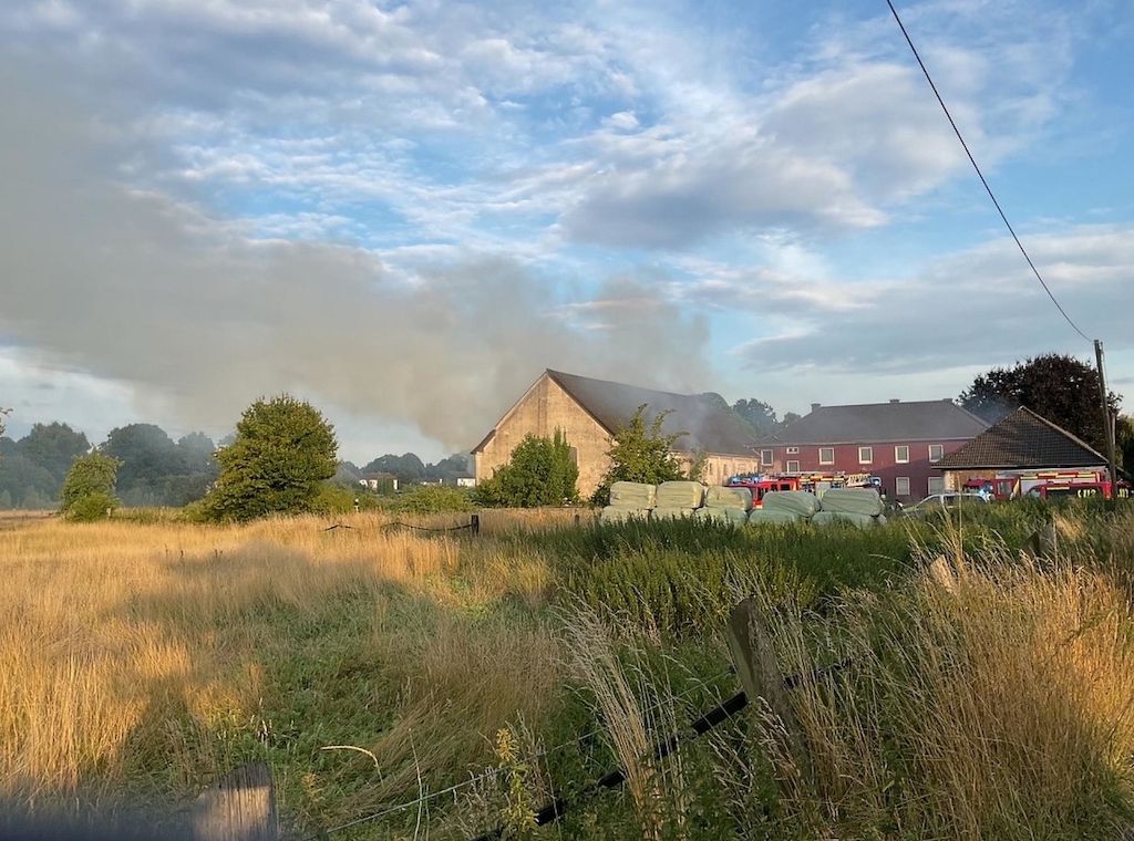 Feuerwehr bekämpft Scheunenbrand in Dortmund-Scharnhorst