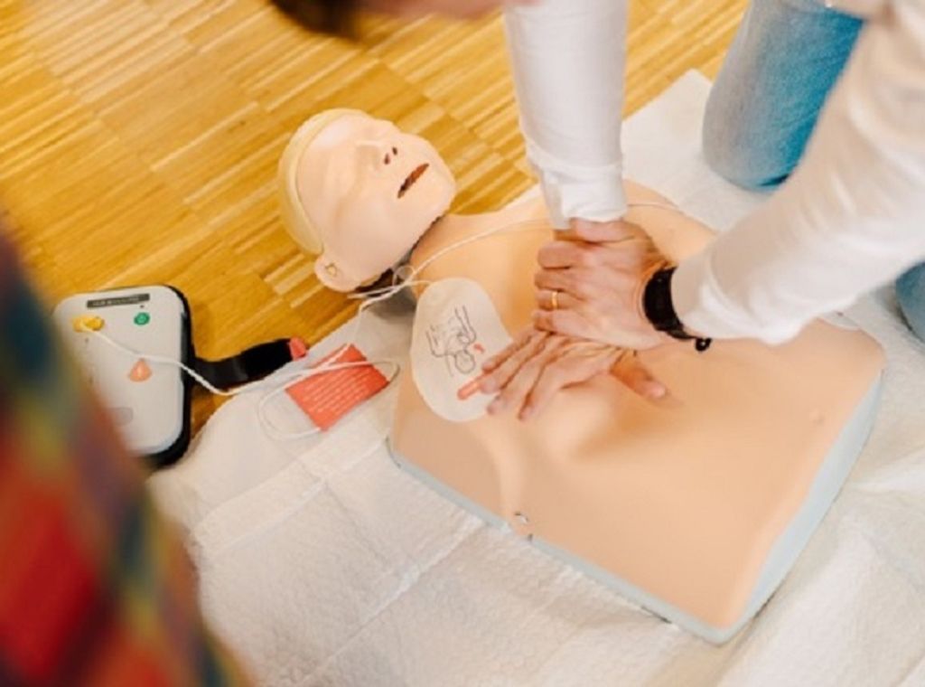 Sicherheit auf Reisen: ADAC Stiftung fordert bessere Ausstattung von Autohöfen mit Defibrillatoren 