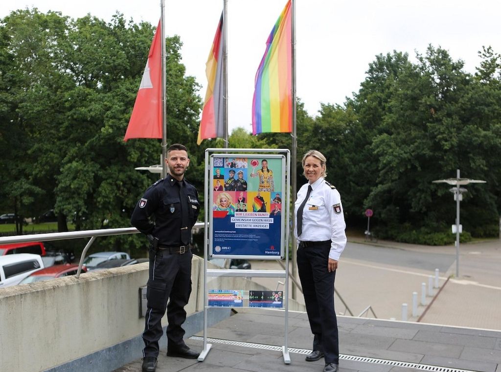 Hamburger Polizei hisst Regenbogenflagge und setzt Kampagne gegen Gewalt an queeren Menschen fort