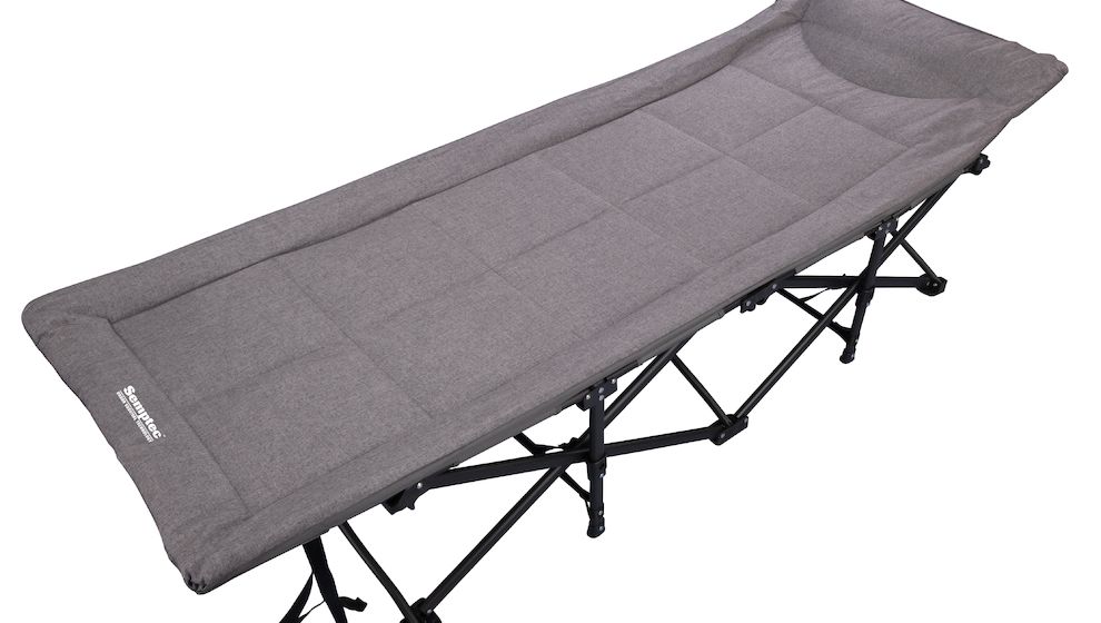 Bequem schlafen unterwegs: Klappbares Campingbett mit Kopfkissen