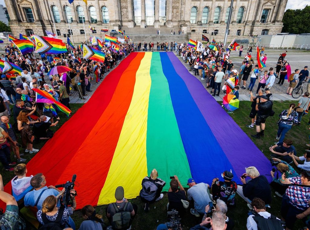 Riesige Regenbogenflagge vor Reichstagsgebäude ausgerollt