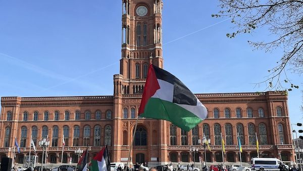 Berliner Linke für palästinensische Flagge vor Rotem Rathaus