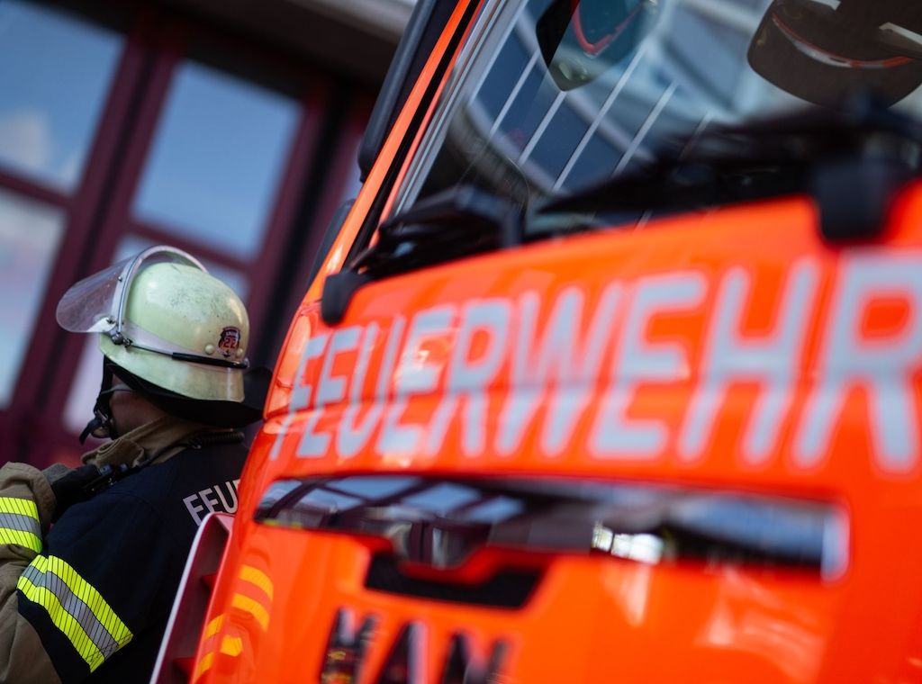 Potsdam-Mittelmark: Neun Verletzte bei Brand in einer Lagerhalle in Nuthetal