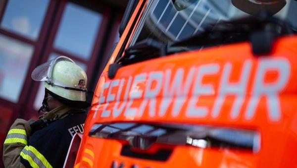 Potsdam-Mittelmark: Neun Verletzte bei Brand in einer Lagerhalle in Nuthetal