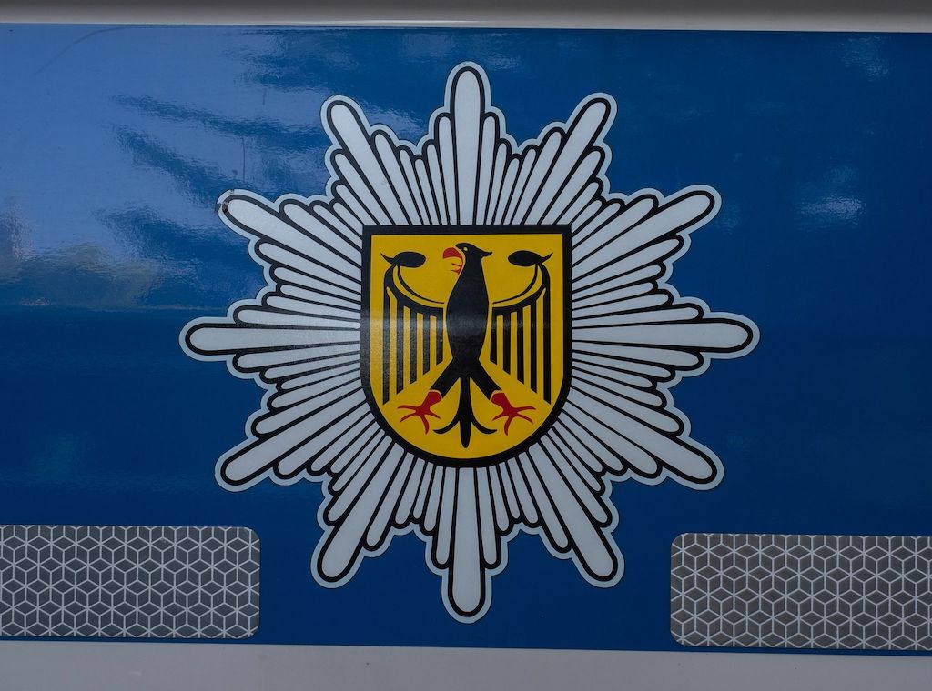 Berlin: Mann mit Steinschleuder und Stahlkugeln am Bahnhof gefasst