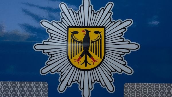 Berlin: Mann mit Steinschleuder und Stahlkugeln am Bahnhof gefasst