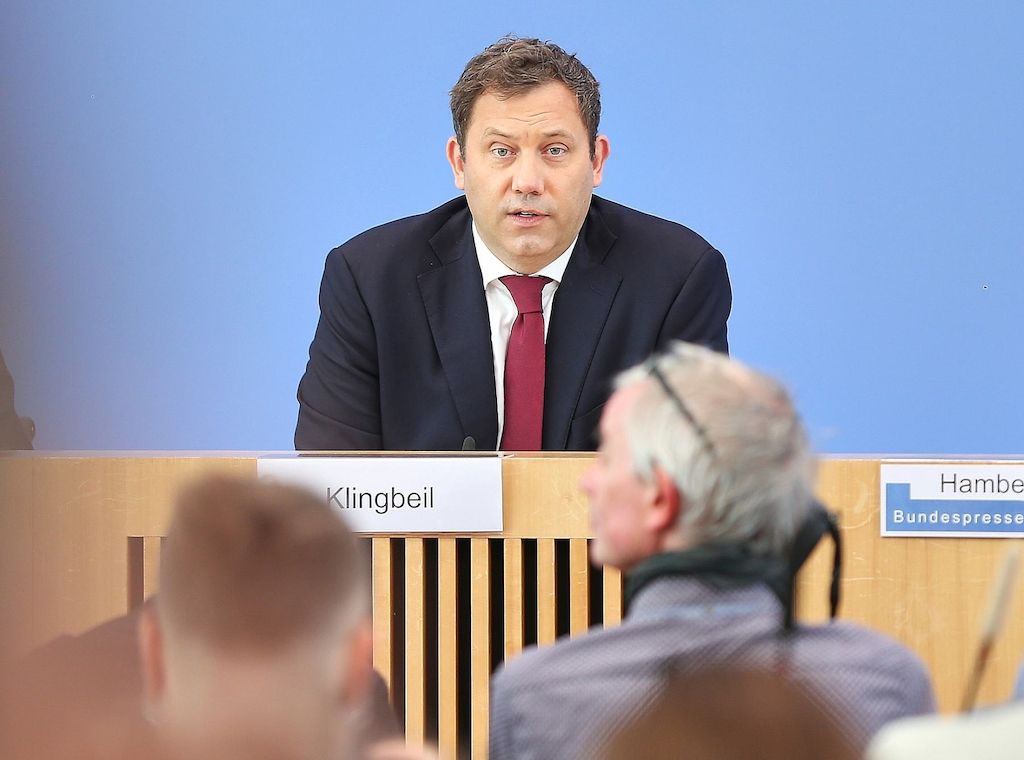 IW wirft Klingbeil "Buchungstricks" vor