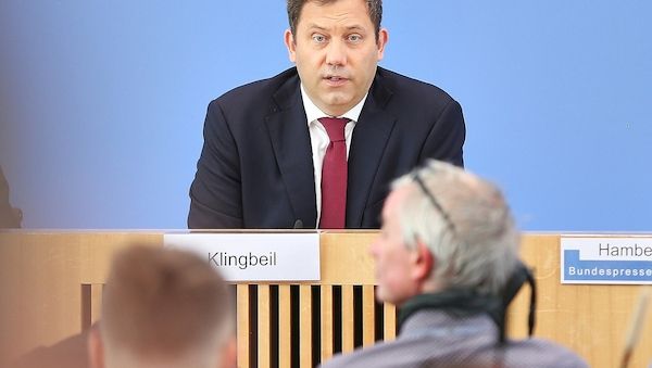 IW wirft Klingbeil "Buchungstricks" vor