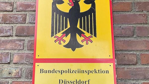 Jugendlicher mit Schreckschusswaffe und Drogen am Düsseldorfer Hauptbahnhof festgenommen