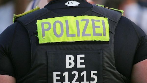 Mann greift Polizisten in Berlin-Kreuzberg mit Messer an