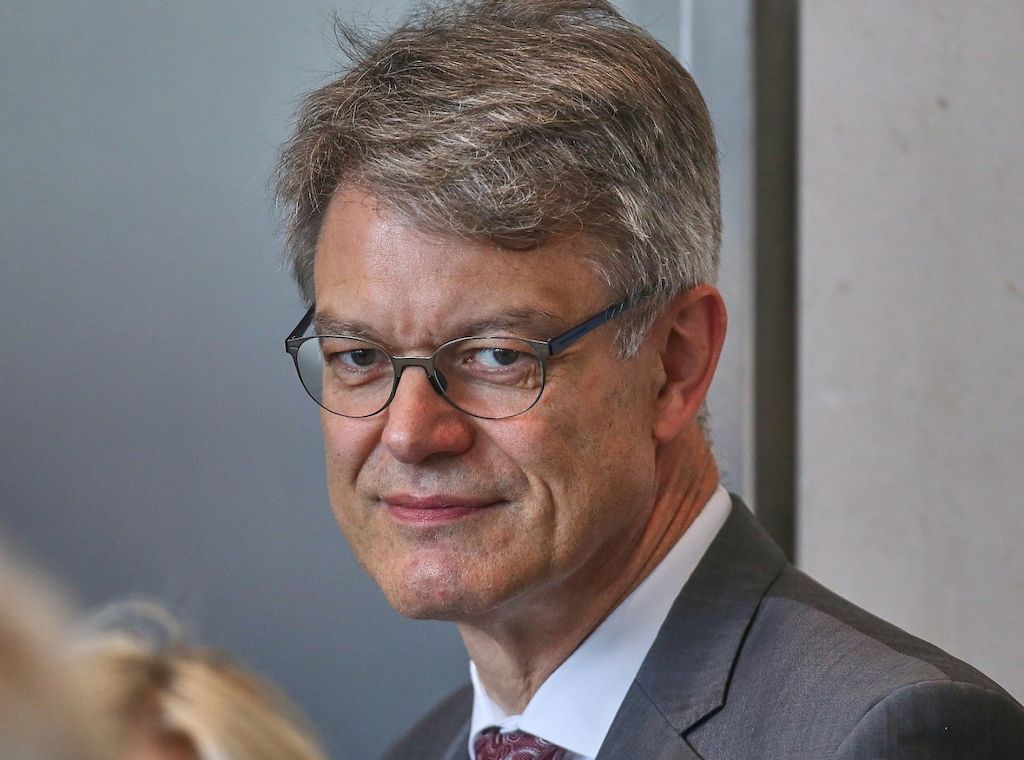 Schnieder will mit Reformen Bahn pünktlicher machen