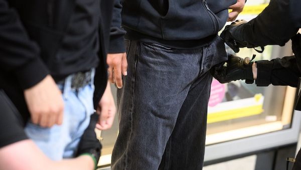 Berlin: Bundespolizisten stellen an Bahnhöfen rund 370 Messer sicher