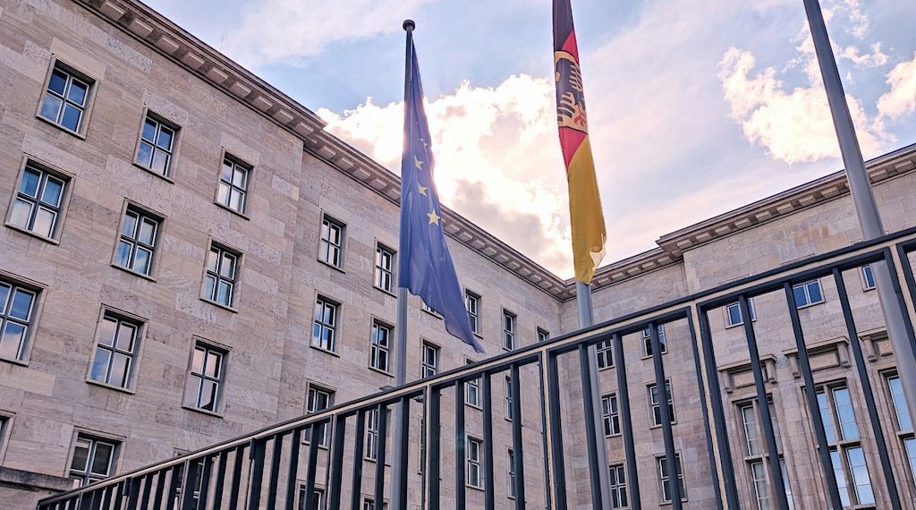 Bund spart mehr als vorgeschrieben
