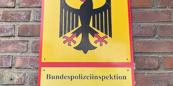 Jugendlicher mit Schreckschusswaffe und Drogen am Düsseldorfer Hauptbahnhof festgenommen