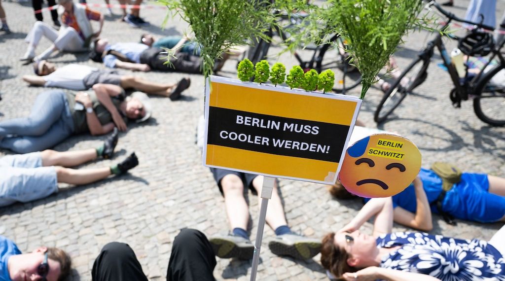Demonstranten am Brandenburger Tor fordern mehr Hitzeschutz