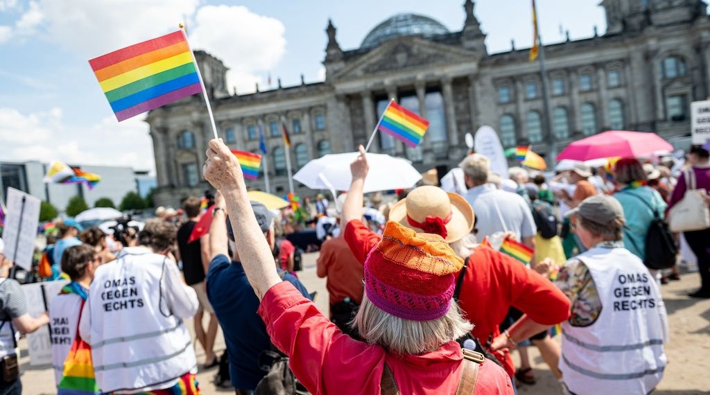 Omas gegen rechts demonstrieren in Berlin für Pride-Flagge