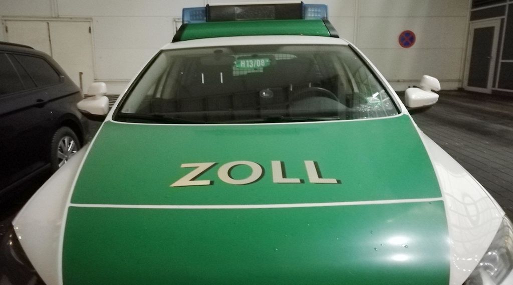 Zoll entdeckt geheimen Raum mit unversteuertem Tabak in Berliner Shisha-Bar