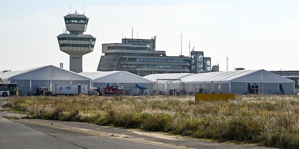 Flüchtlingsunterkunft in Berlin-Tegel: Menschen ziehen für Umbau aus