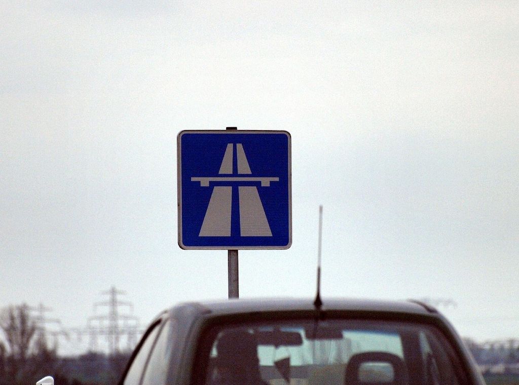 Zwei Schwerverletzte nach Alleinunfall auf A46 bei Düsseldorf
