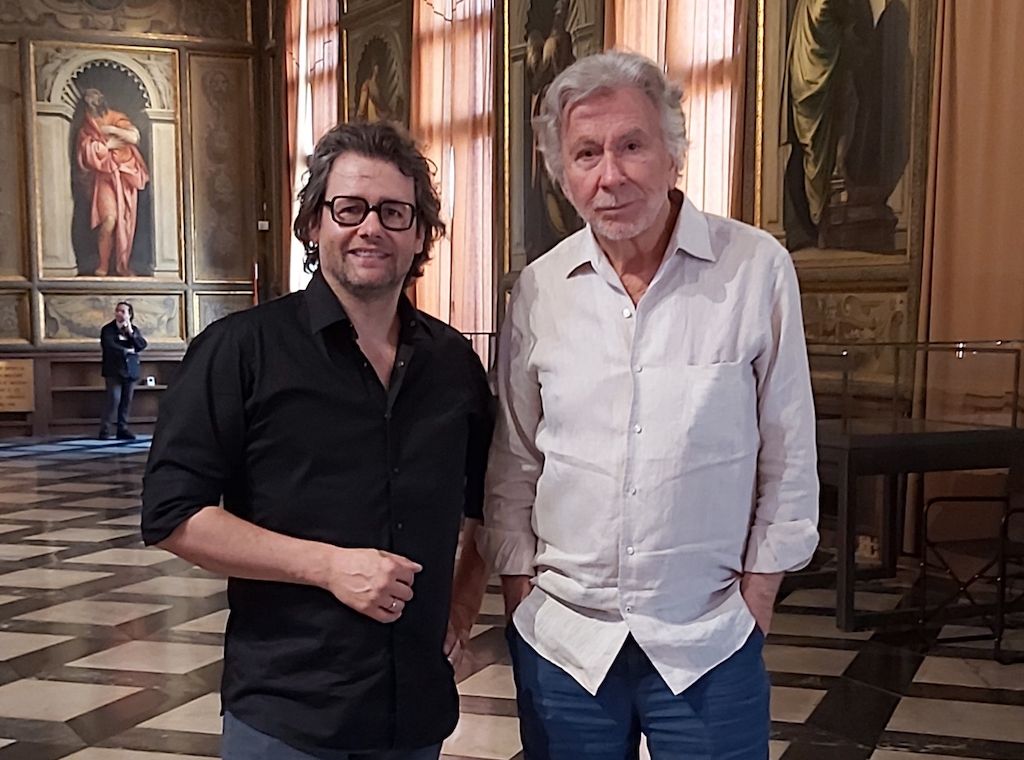 Ausstellungsmacher Dirk Geuer kuratiert zur Biennale Arte 2024 vier hochkarätige Ausstellungen am Markusplatz in Venedig:  Zum Start zeigt Bernar Venet seine Konzeptkunst