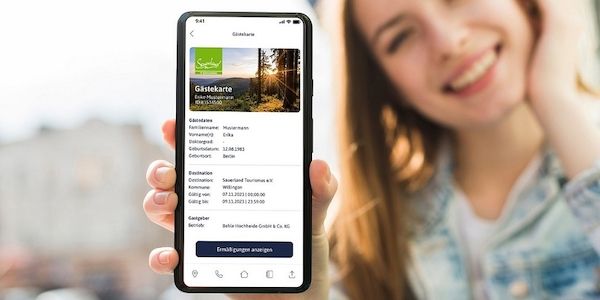 eID-basierter digitaler Meldeschein und Gästekarte: HelloGuest präsentiert touristisch-kommunale Lösung auf der SCCON – Smart Country Convention in Berlin.