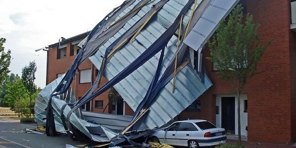 Welche Schäden deckt eine Gebäude-, Hausrat- oder Kaskoversicherung bei Sturm ab?
