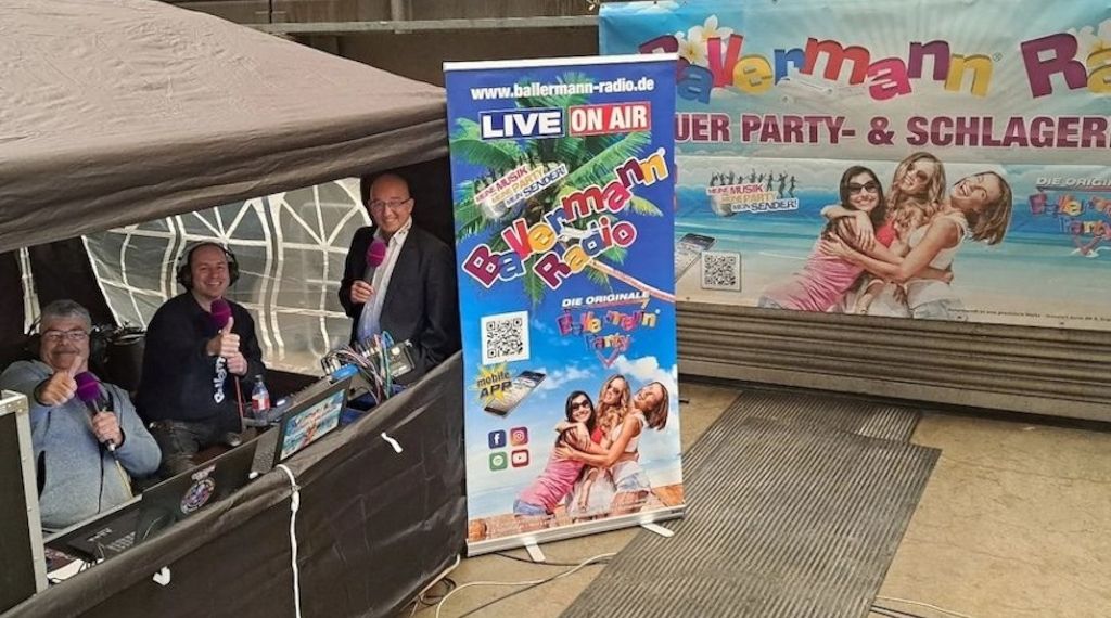 Begeisterte Ballermann Radio-Hörer feiern Olé Party-Finale auf Schalke live mit
