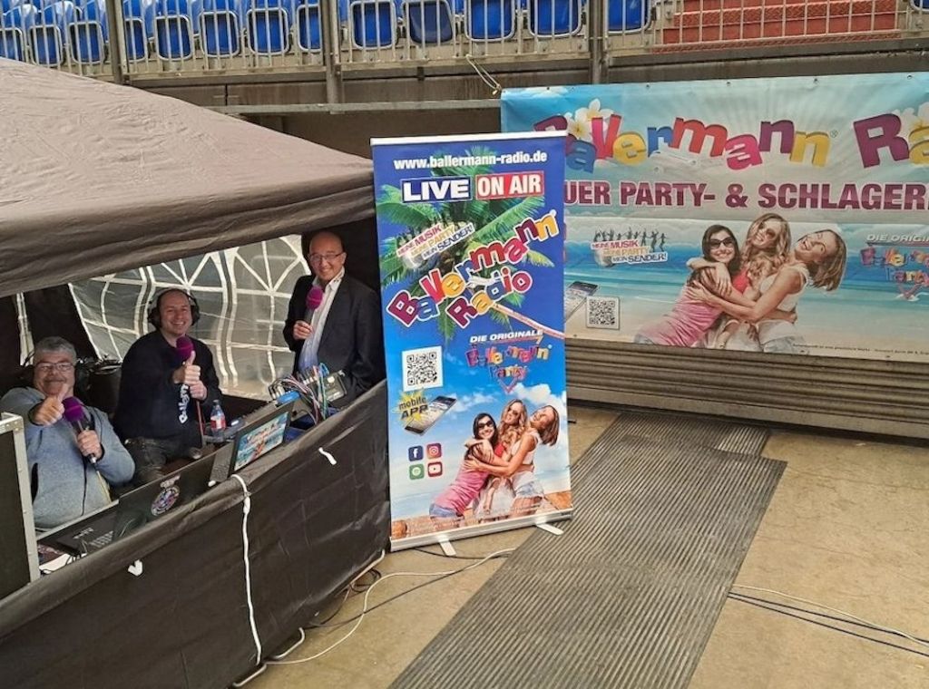 Begeisterte Ballermann Radio-Hörer feiern Olé Party-Finale auf Schalke live mit