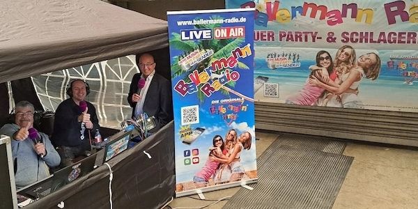 Begeisterte Ballermann Radio-Hörer feiern Olé Party-Finale auf Schalke live mit