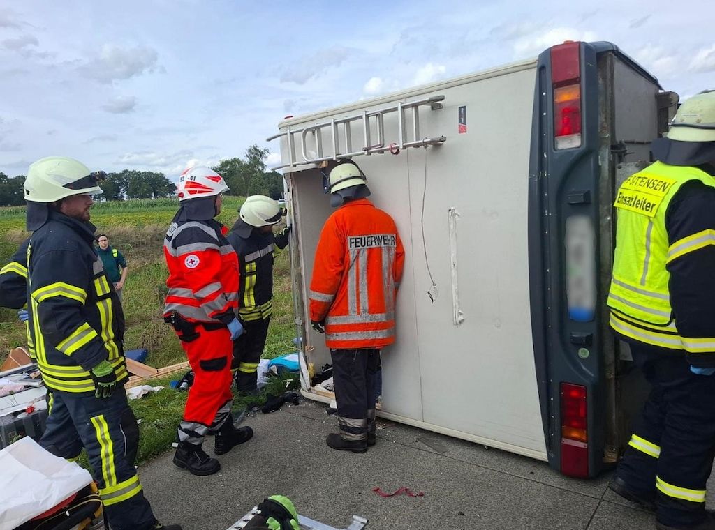 Wohnmobil auf A1 umgekippt - Feuerwehr befreit eingeschlossene Person