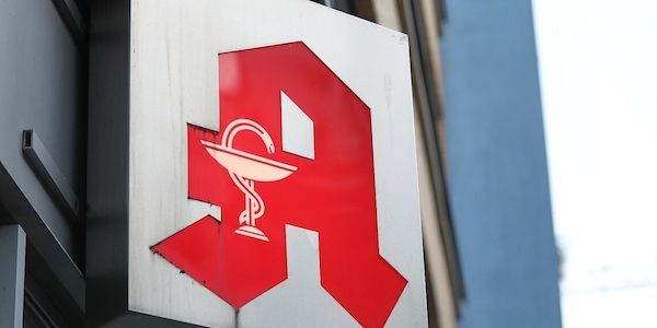 Jugendliche beschädigen Glastür einer Apotheke in Wittenberge