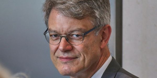 Schnieder will mit Reformen Bahn pünktlicher machen