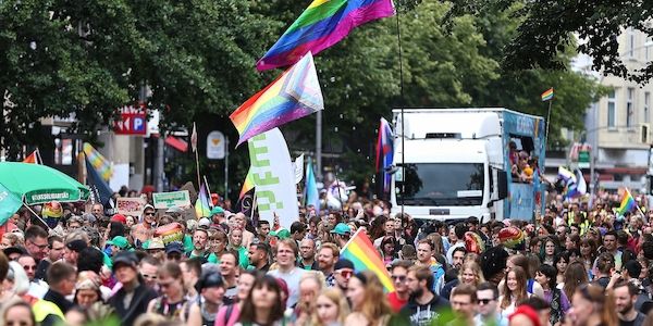 Hunderttausende bei Berliner CSD - Festnahmen bei Gegendemo