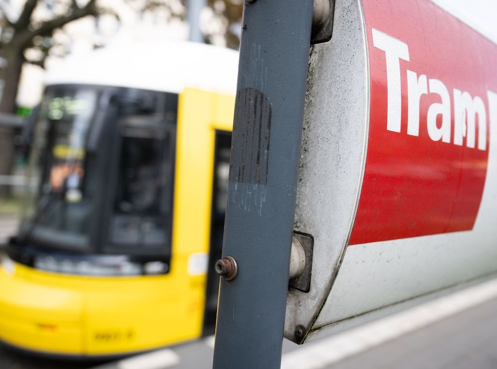 Schwerer Zusammenstoß mit Berliner Straßenbahn - Mehrere Menschen in Marzahn-Hellersdorf verletzt