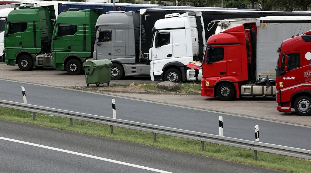 Spediteure suchen Hunderttausende Frauen und Rentner für Lkw