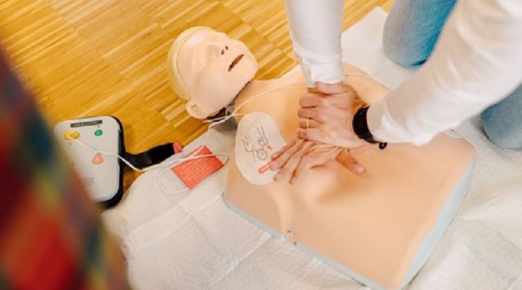 Sicherheit auf Reisen: ADAC Stiftung fordert bessere Ausstattung von Autohöfen mit Defibrillatoren 