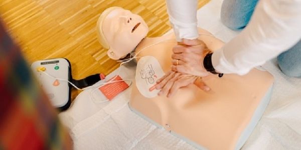 Sicherheit auf Reisen: ADAC Stiftung fordert bessere Ausstattung von Autohöfen mit Defibrillatoren 