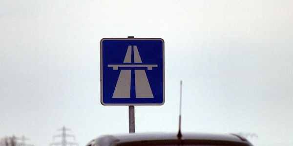 Zwei Schwerverletzte nach Alleinunfall auf A46 bei Düsseldorf