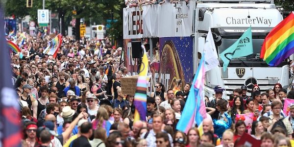 Runder Tisch beschließt Empfehlungen für queere Sicherheit