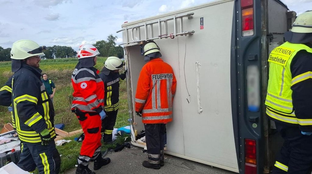 Wohnmobil auf A1 umgekippt - Feuerwehr befreit eingeschlossene Person