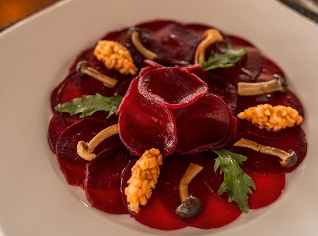 Das Flames Grillrestaurant im Nova Maldives präsentiert vegane "rauchige" Gerichte.