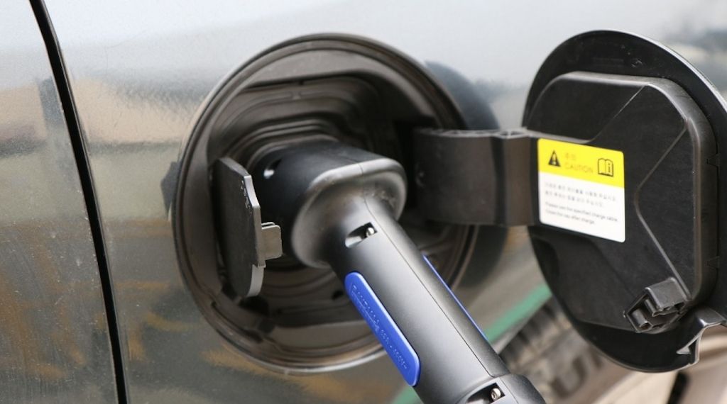 ARAG: Was man bei Reisen mit dem E-Auto wissen sollte