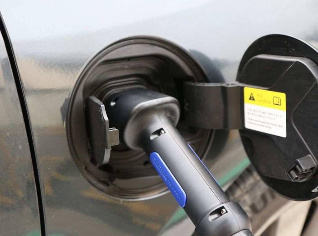 ARAG: Was man bei Reisen mit dem E-Auto wissen sollte