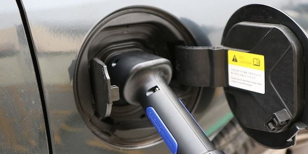 ARAG: Was man bei Reisen mit dem E-Auto wissen sollte