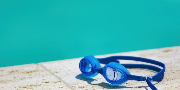 ARAG: Was Eltern beim Badespass mit Kindern wissen sollten