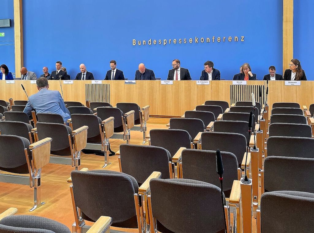 Regierung sieht langen Weg zur Vertrauensgewinnung