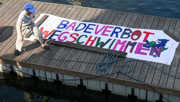 Demo gegen Badeverbot in Spree in Berlin
