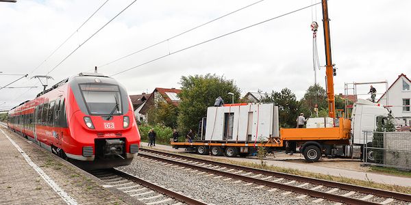 Dennert Massivhaus - Bauen direkt an der Bahnlinie: Fertigwände aus Beton erfüllen hohe Schallschutzvorgaben! 