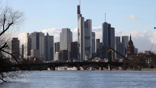 Mann nach Sprung in Main in Frankfurt festgenommen