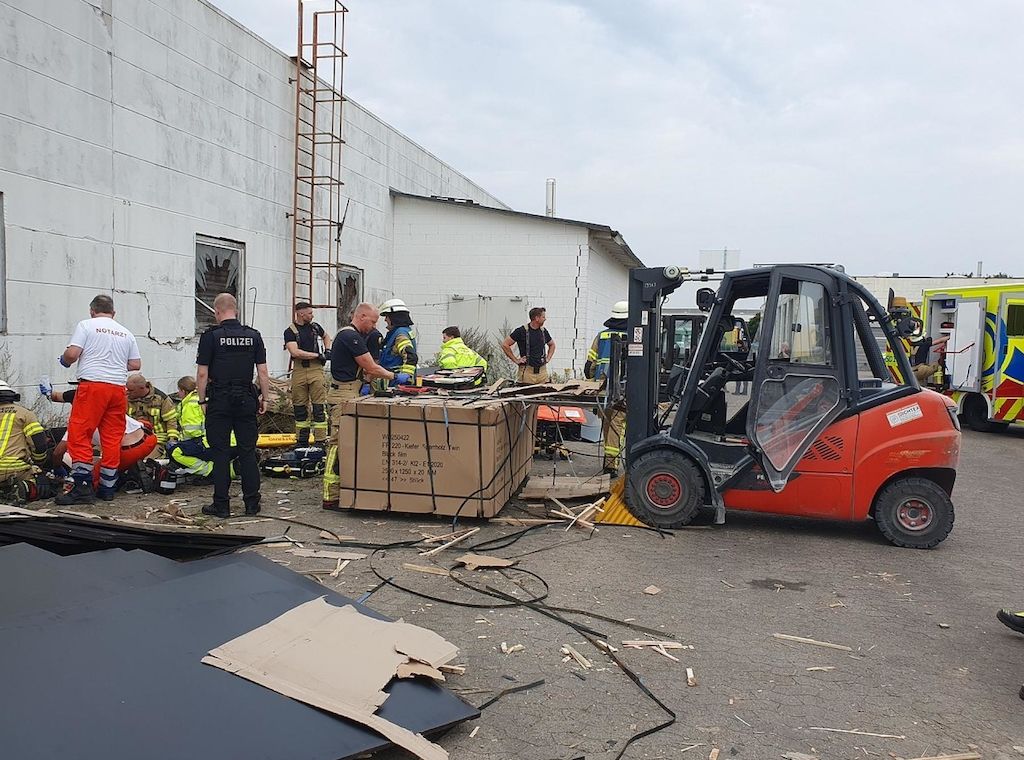 Feuerwehr Bremerhaven bewältigt mehrere Einsätze neben Sail-Veranstaltung